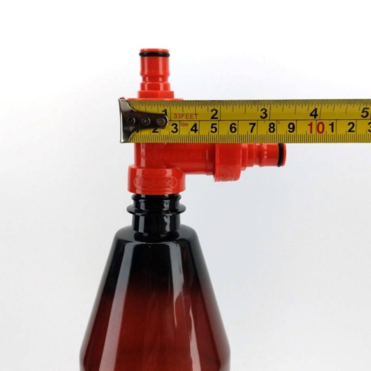 Tee piece connector for PET bottles and carbonation caps