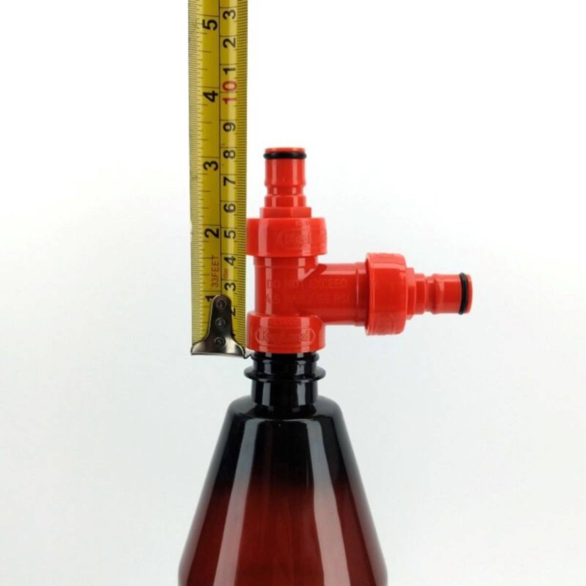 Tee piece connector for PET bottles and carbonation caps